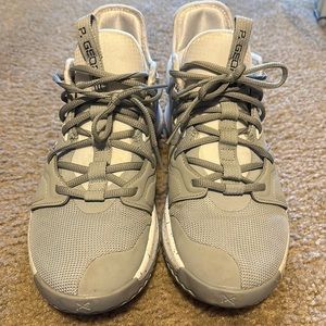 Boys youth Nike 7.5 basketball sneakers